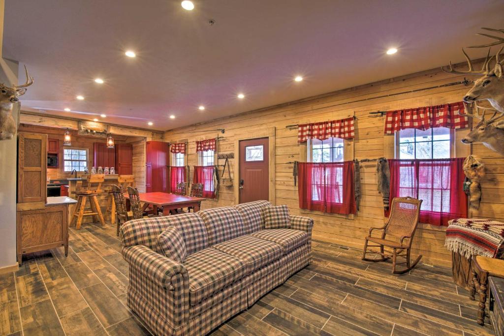 Rustic Hollister Cabin - 5 Mi to Downtown Branson